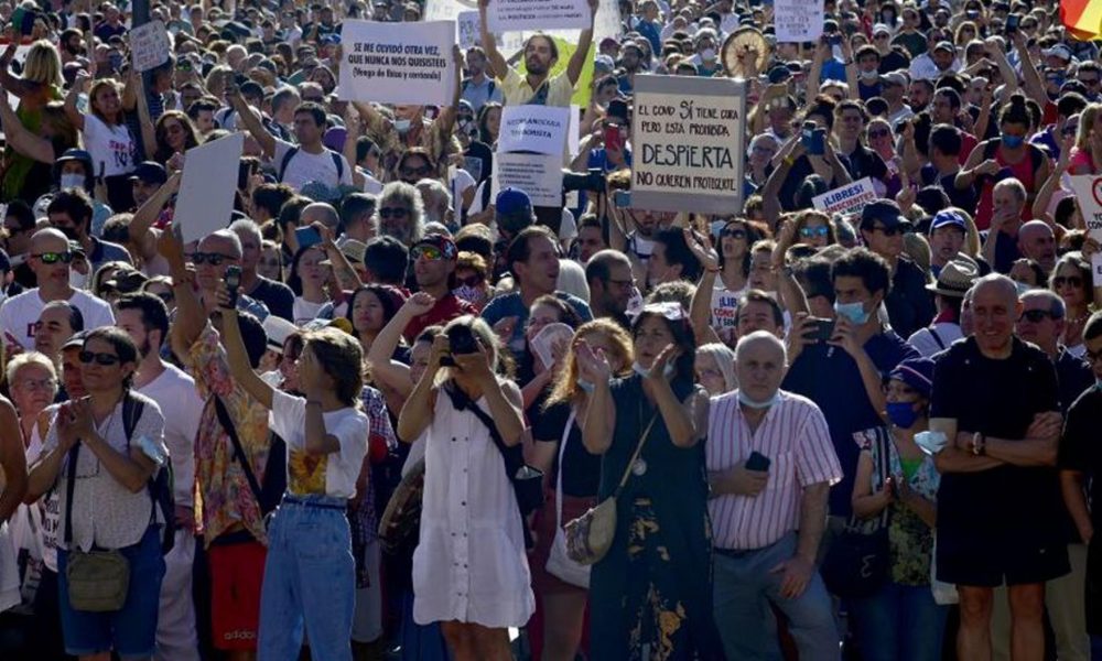 Espa A Unas Personas Marchan En Madrid Contra El Uso De La