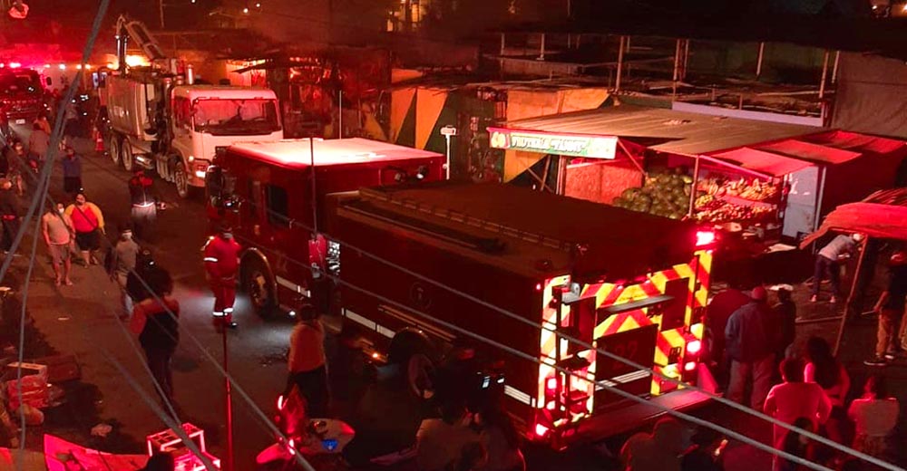 Incendio consumió parte del Mercado Modelo de Ica esta noche video