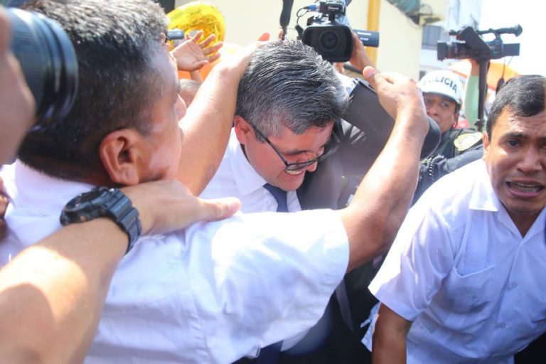 Fujimoristas agreden al fiscal José Domingo Pérez (fotos) - Perú