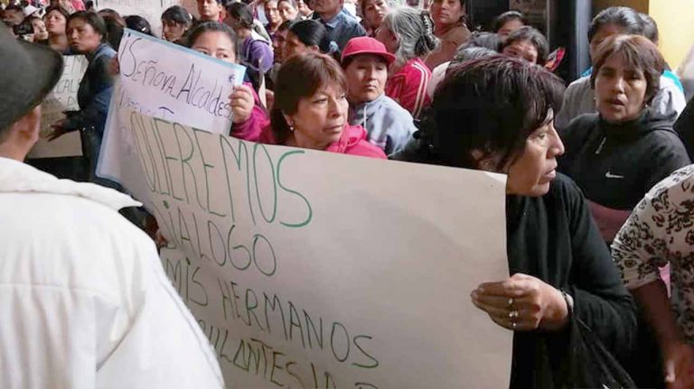 Comerciantes ambulantes protestan contra la alcalde Emma Mejía (video) - Ica