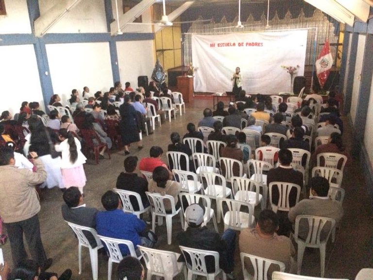 Ica: colegio cristiano cobra 8 soles a padres por entrar a evento de actuación - Ica