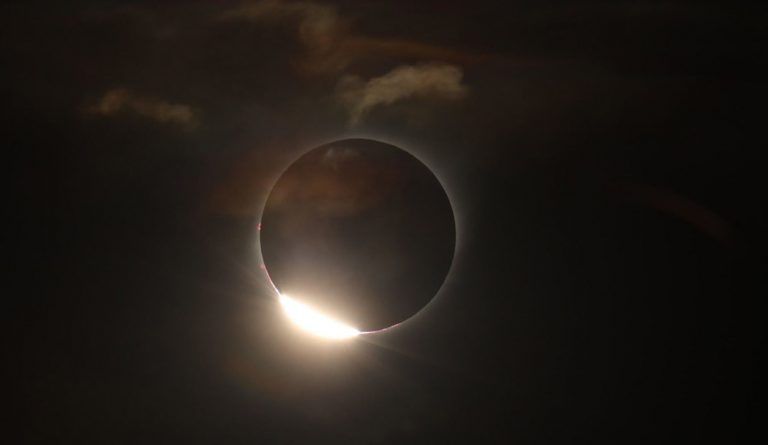 Las mejores imágenes del eclipse solar que oscureció Sudamérica (fotos y video) - Perú