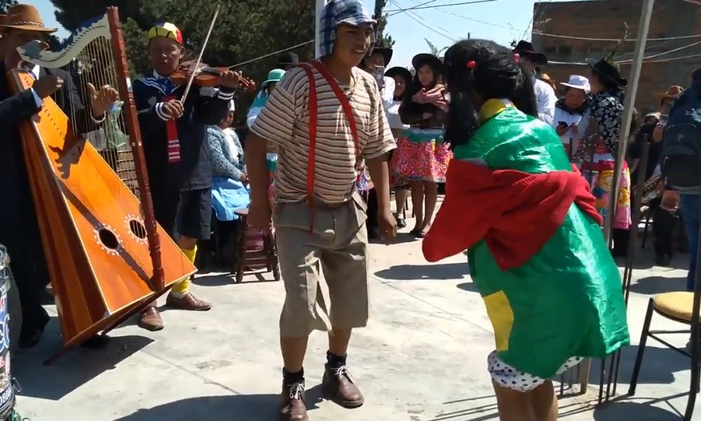 Chavo Del Y La Chilindrina Bailando Huayno Mientras Kiko Toca El Viol N Video