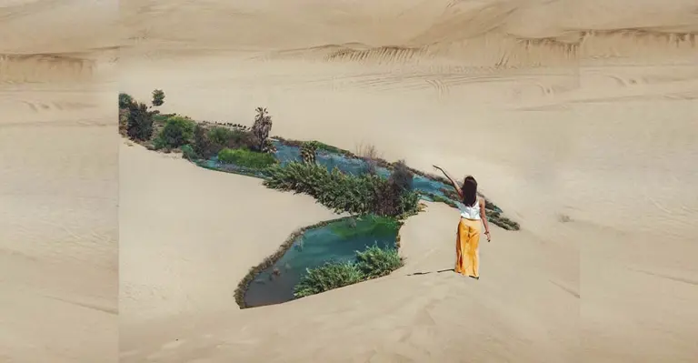 Turistas muestran esta pequeña laguna de desagüe como parte de la Huacachina - Perú