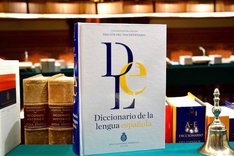 La Real Academia Española anuncia que es correcto decir “subir arriba”, “bajar abajo», entre otras frases (FOTOS) - Entretenimiento