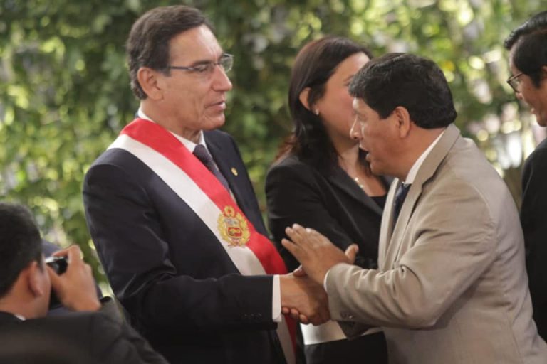 Gobernador regional de Ica respalda al presidente Martín Vizcarra - Política