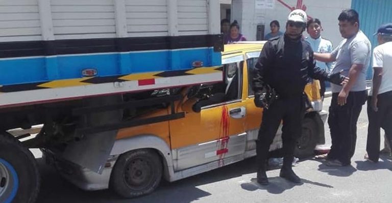 Ica: Taxista casi pierde la vida al impactar su tico contra camión - Ica
