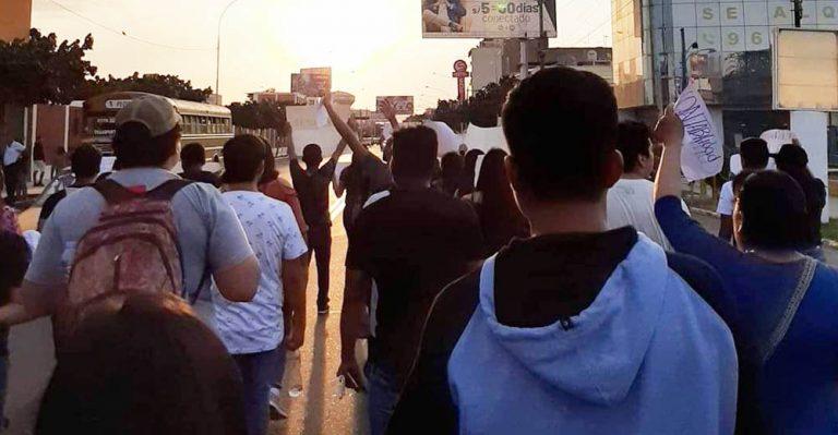 1800 ingresantes a la UNICA en la calle por falta de Licenciamiento (video) - Ica