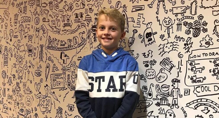 Niño que era castigado por dibujar es contratado para decorar una tienda - Entretenimiento