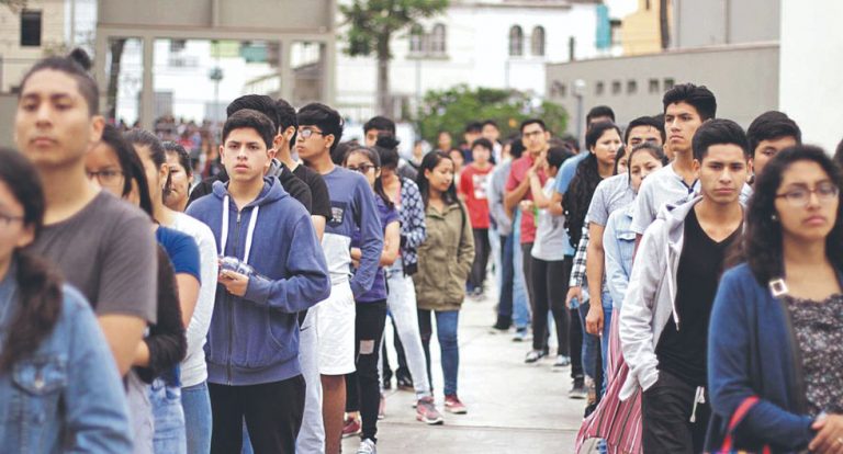 Ministra de trabajo admite que venezolanos desplazan a jóvenes de sus empleos - Perú