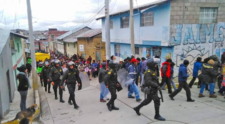 Pasco: Miles de pobladores dan ultimátum a venezolanos tras asesinato de mujer - Perú