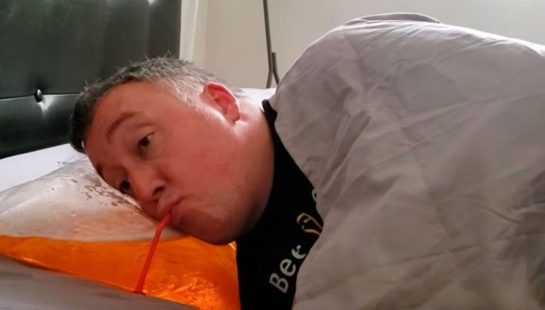 Para despertar con mejor ánimo hombre crea almohada de cerveza - Entretenimiento