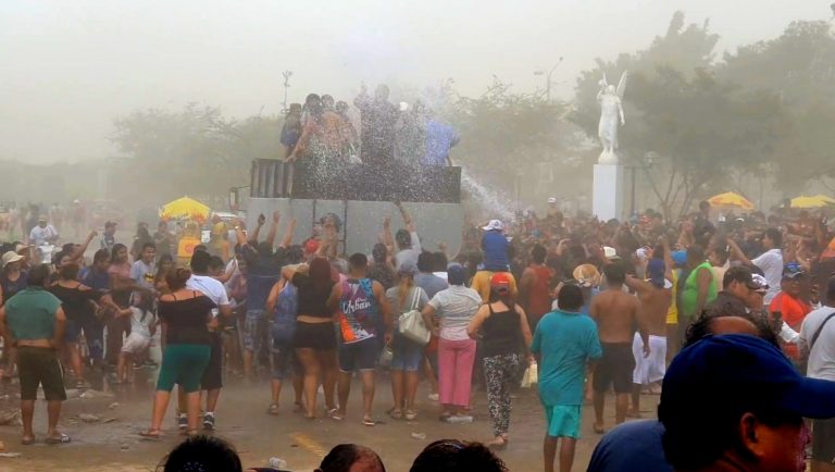 Espectacular inicio de los carnavales en Ica «jueves de comadres» (video) - Perú