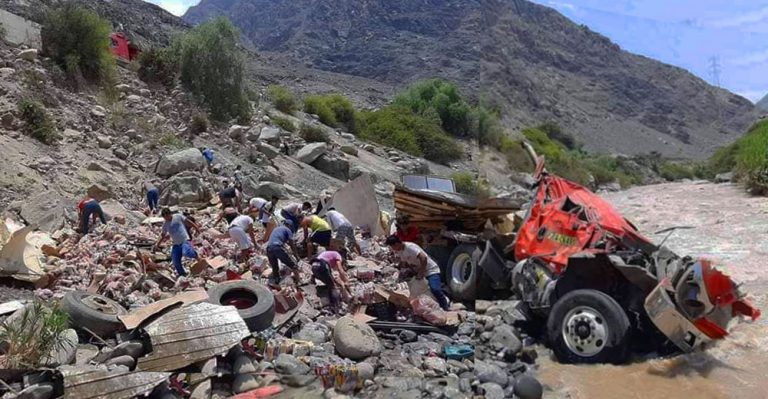 ¡El colmo! Saquean mercadería de camión que cayó a un río en Pisco - Ica