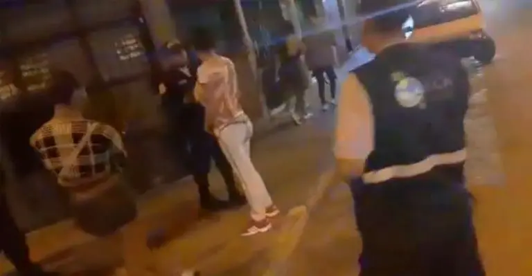 Intervienen a travestis en el Centro de Ica por asalto a un parroquiano (video) - Ica