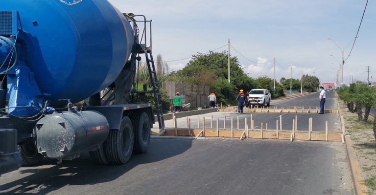 Coronavirus: Construyen poza rodaluvio para desinfectar autos que ingresen a Pisco - Perú