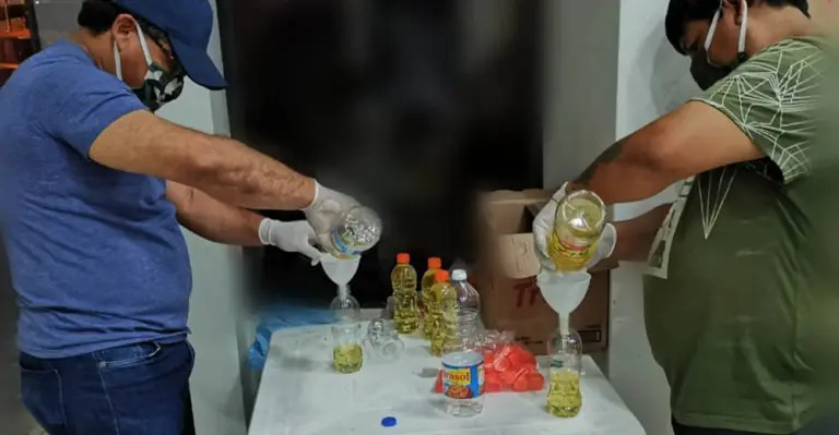 Captan a alcalde de Marcona pasando aceites de un litro a envases más pequeños - Perú