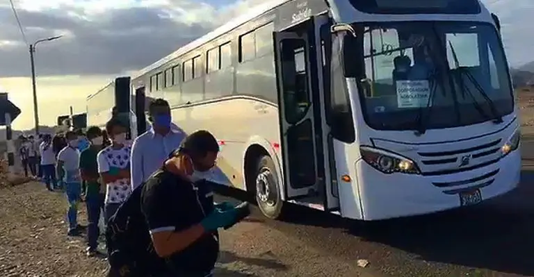 Impiden ingreso de buses llenos de personal de Agrolatina a Nasca (video) - Perú