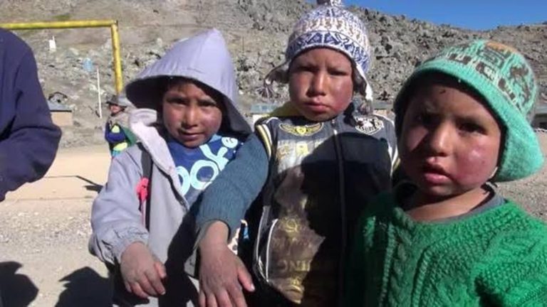Cuarentena: 50 niños puneños caminan kilómetros para captar señal de radio - Perú