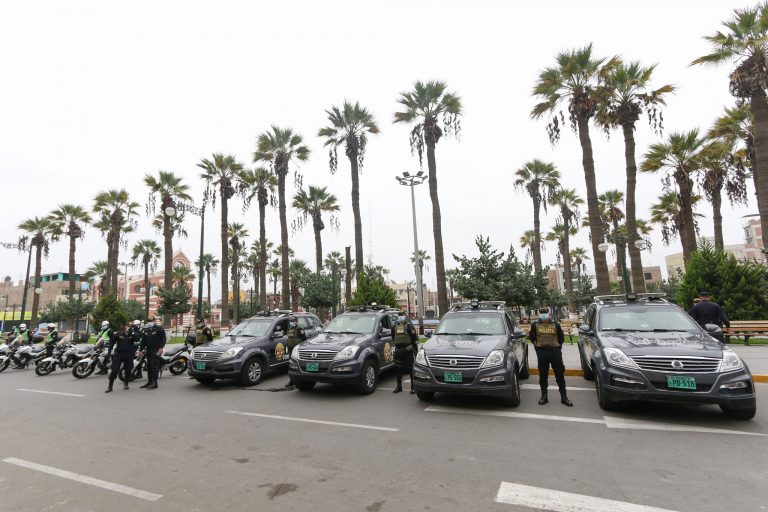 Entregan cuatro patrulleros y seis motos para policías en Chincha - Ica