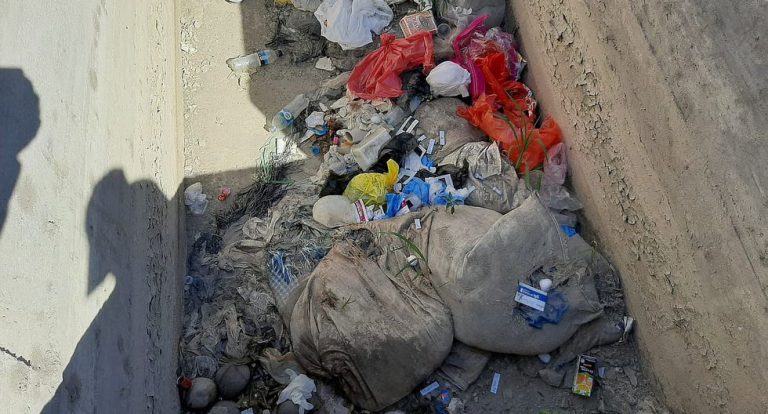 Ica: Arrojaron desechos de pruebas rápidas al canal de la Av. Arechua - Perú