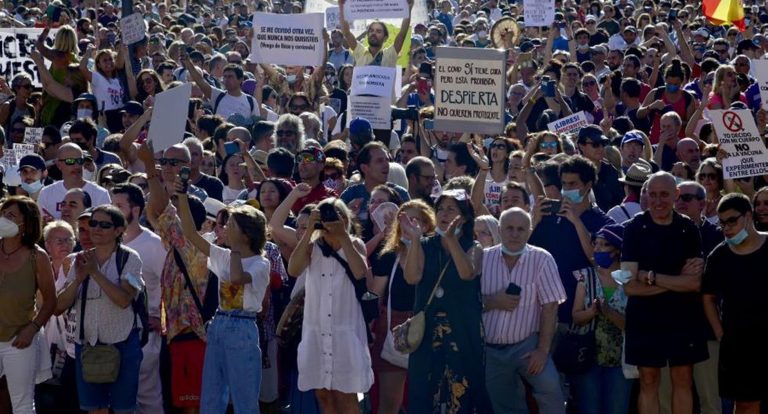 España: unas 3.000 personas marchan en Madrid contra el uso de la mascarilla y al grito de “El virus no existe” (Video) - Internacional