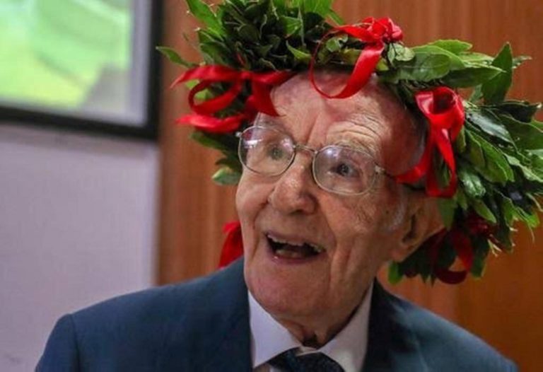 ¡Lo logró!: anciano de 96 años obtiene la licenciatura de la carrera de Filosofía e Historia - Entretenimiento