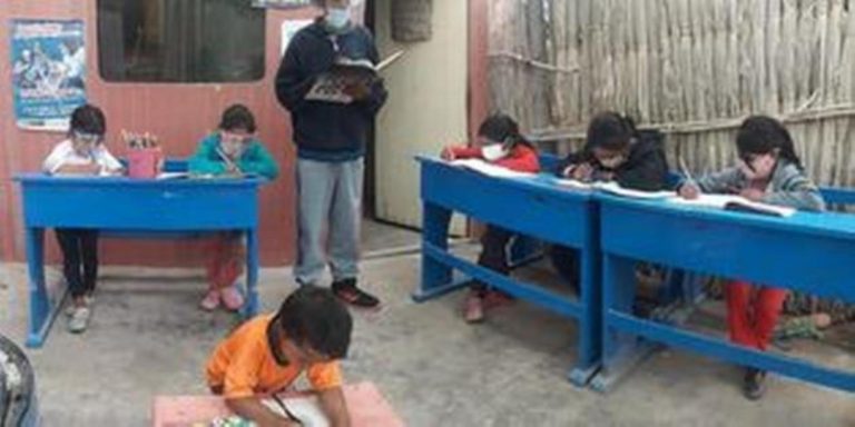 Adolescente de 14 años dicta clases en el patio de su vivienda (FOTOS) - Entretenimiento
