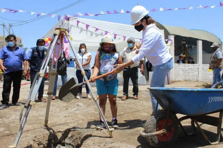 Ica: Alcaldesa Emma Mejía coloca primera piedra de obra de pistas y veredas en Alto Comatrama - Ica