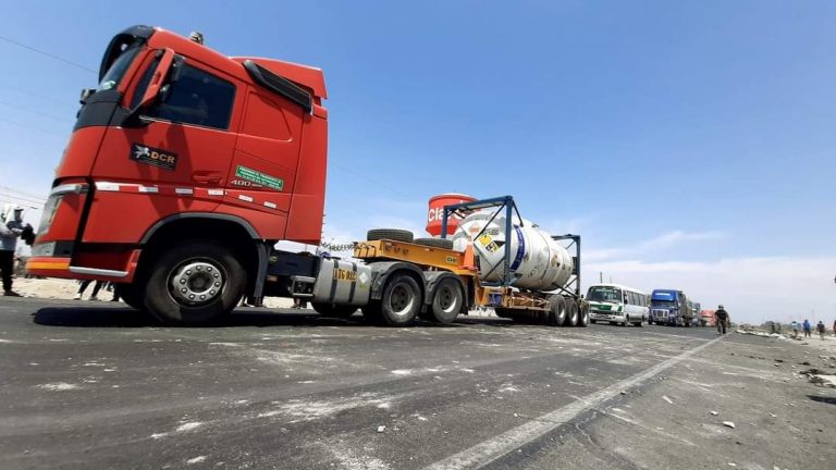ESTA TARDE: Policía liberó la Panamericana Sur tras nuevo bloqueo de trabajadores agrícolas - Perú