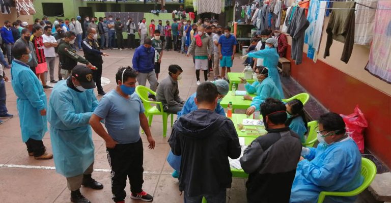 Ministra aclara error: presos no se vacunarán en segunda fase, sino los cuidadores del INPE - Perú