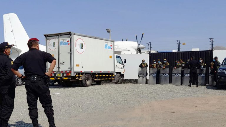 Policía resguarda el Aeródromo Las Dunas de Ica donde llegan las vacunas Sinopharm (Video) - Ica