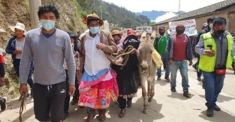 Huancavelica: obligan a alcalde a pasear en burro vestido de mujer por incumplir promesas (video) - Perú