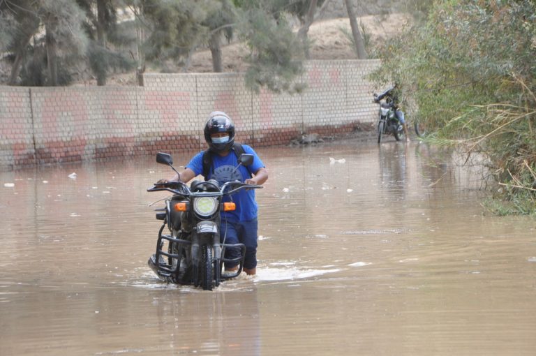 Rio Ica se desbordó en el distrito de Los Molinos - Ica