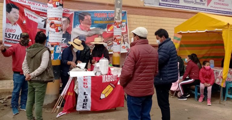 Captan a dirigente de Perú Libre repartiendo billetes para que apoyen a candidatos de Pedro Castillo (Video) - Perú