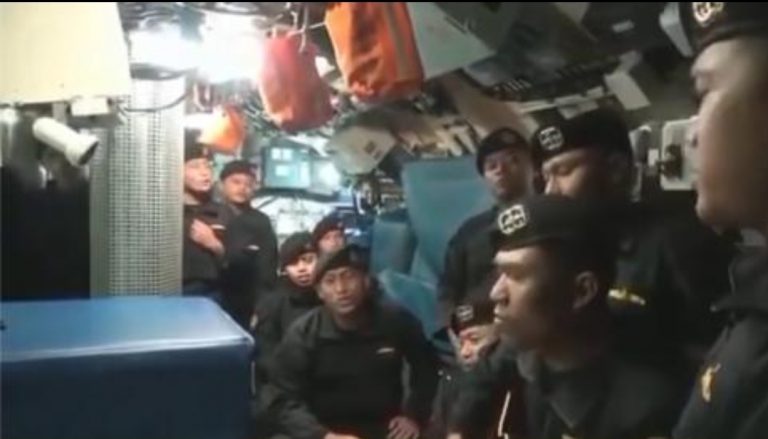 Difunden video que muestra a marinos cantando “Adiós” antes de morir en naufragio en Indonesia (Video) - Internacional