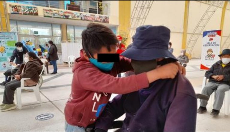 Niño de 10 años lleva a su abuelo de 85 años para que reciba vacuna en Huancayo - Perú
