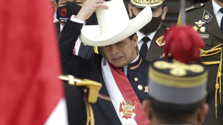 Con el ‘Sol’ devaluado empresas aprovechan pagar sus deudas al estado, Pedro Castillo saca cara por eso - Perú