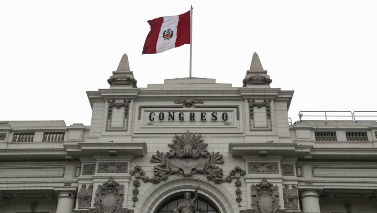 Presentan denuncia contra 79 legisladores que votaron a favor de ley de cuestión de confianza - Política