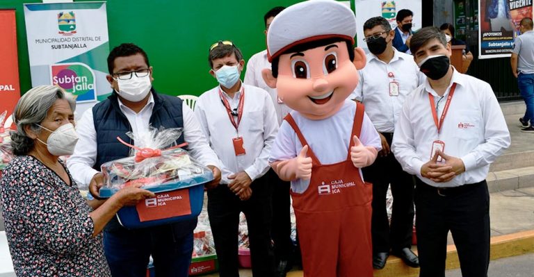 Caja Ica entrega canastas de víveres a la población de Subtanjalla - Ica