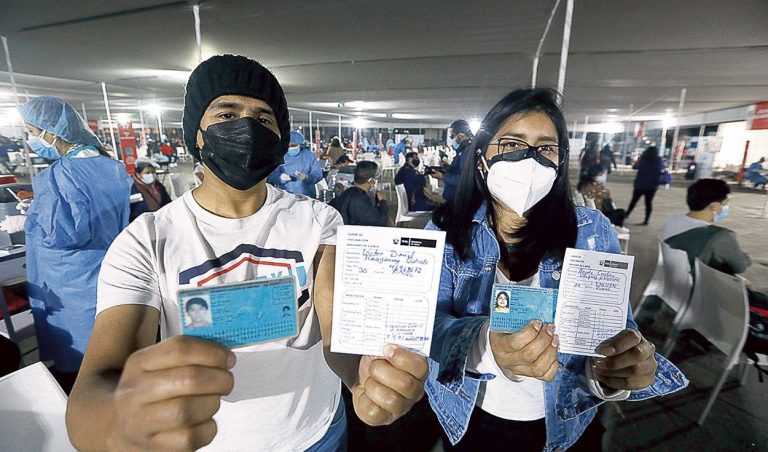 1,7 millones de personas se han vacunado ante exigencia del carnet en locales - Perú