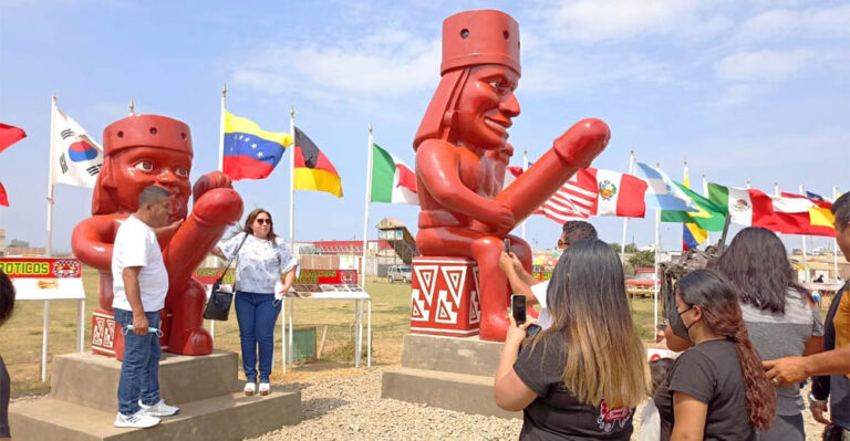 Alcalde de Moche repone monumento, ahora un huaco erótico adulto y una versión «Niño» - Perú
