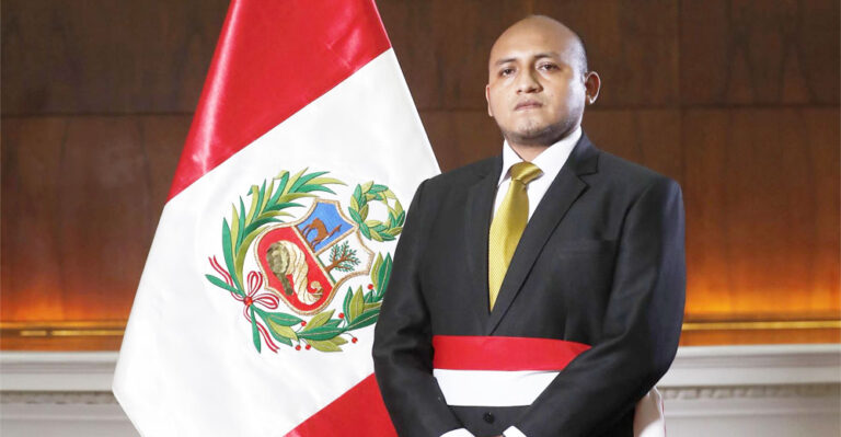 Ministro del Ambiente ingresa a Reniec para trámite personal y hace esperar a usuarios en la cola - Perú