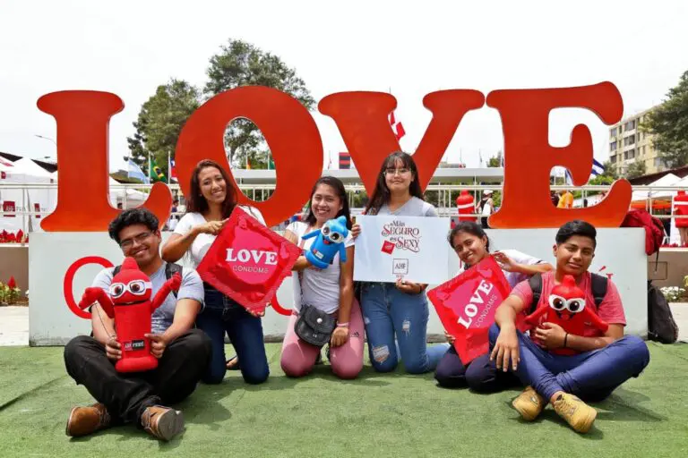 Preocupante: Solo el 14% de adolescentes y jóvenes usa preservativo en relaciones sexuales - Perú