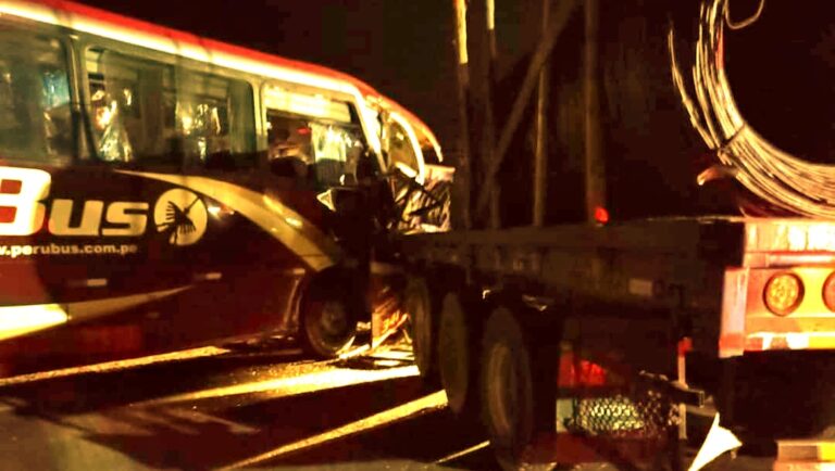 Unidad de la empresa Perú Bus impacta contra trailer en la Panamericana Sur - Ica