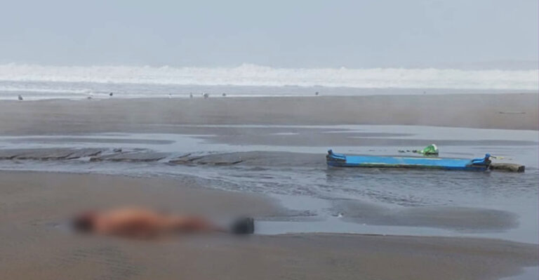 Embarcación destrozada con pescadores sin vida en playa de la Reserva de Paracas - Ica