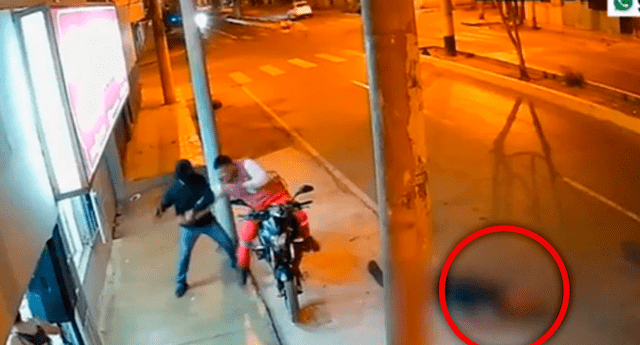 Delincuente mata a su cómplice por error tras forcejear en robo a motociclista (VIDEO) - Perú