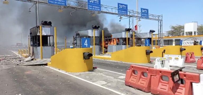 Manifestantes del paro de transportistas incendian el peaje de Villacurí en Ica (VIDEO) - Perú