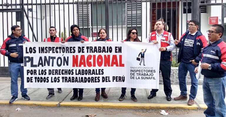 Trabajadores de SUNAFIL en manifestación por abusos laborales y sueldos congelados - Perú