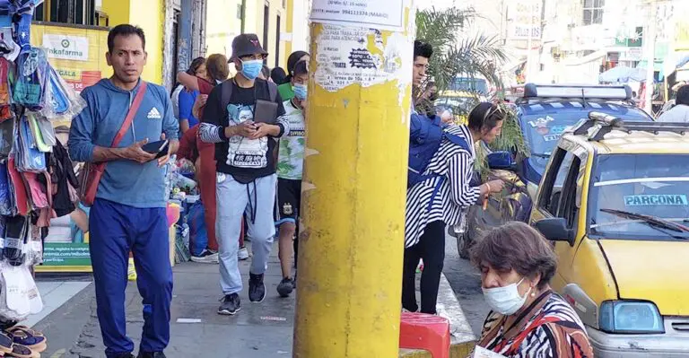 Personas empiezan a dejar las mascarillas en las calles de Ica tras disposición del gobierno - Perú